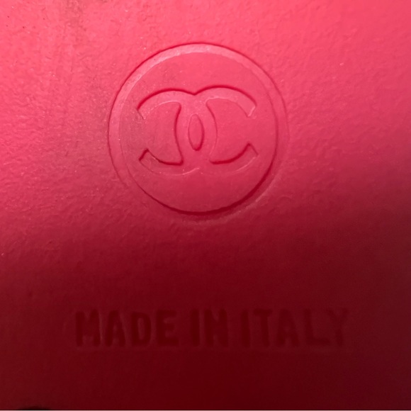 AUTHENTIC CHANEL ITALIAN MADE SIGNATURE LOGO SHOES, QUILTED SLIDES, 7-8 - Picture 4 of 4